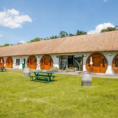 Winzerhof Kuessler - Weinviertel Hotel Stillfried Екстериор снимка