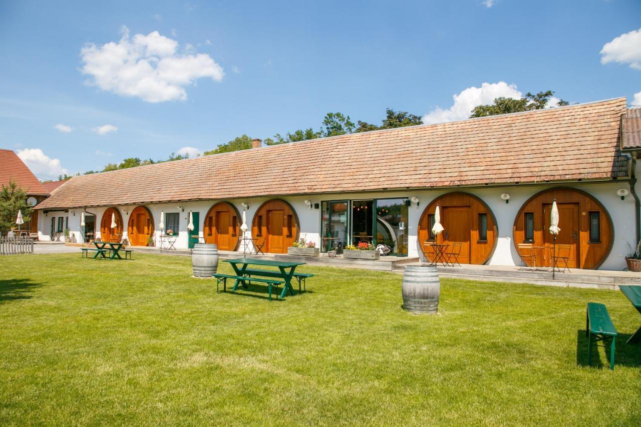 Winzerhof Kuessler - Weinviertel Hotel Stillfried Екстериор снимка